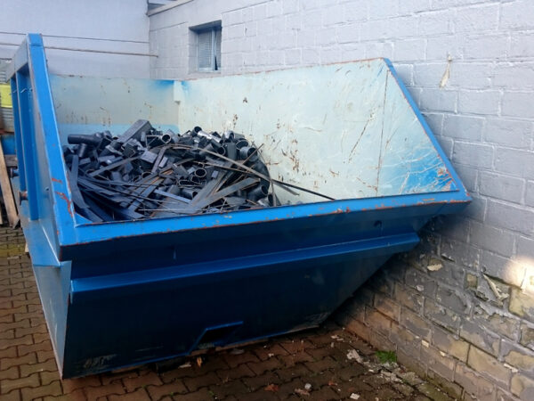 Transport container for scrap metal filled with steel remnants