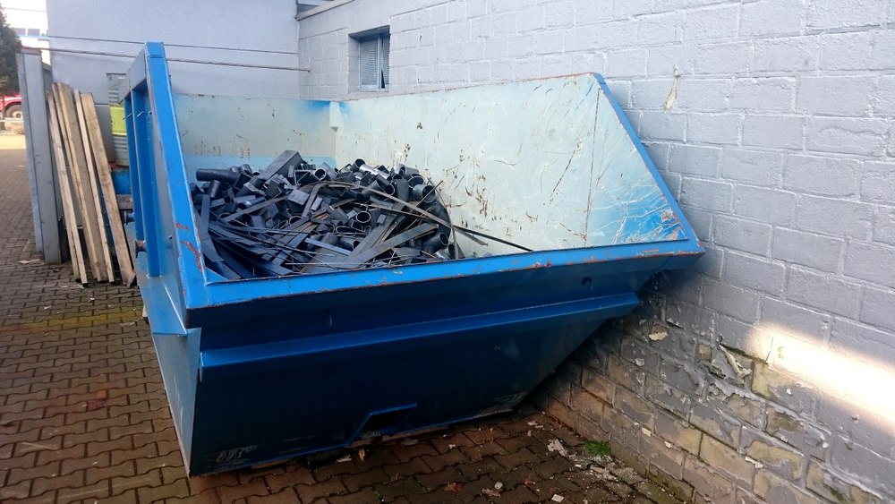 Transport container for scrap metal filled with steel remnants